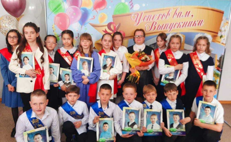 В школе прошел выпускной 4-ых классов.